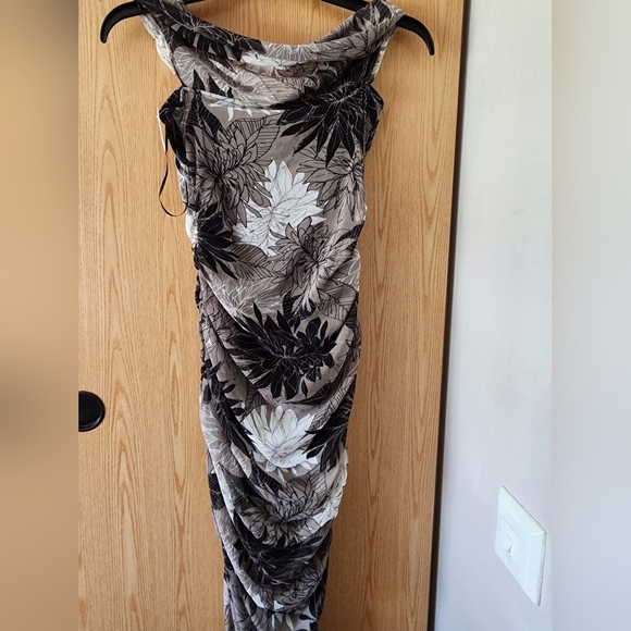 Gray off-the-shoulder dress with flowers - Picture 5 of 7